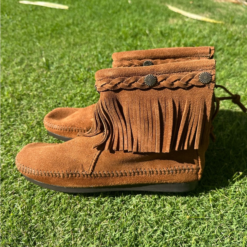 Minnetonka suede fringe bootie moccasins size 6
